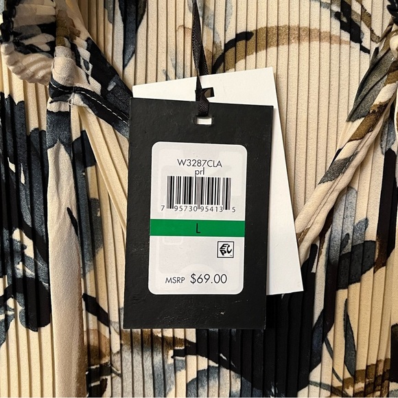 NWT💙🤎Sleeveless Pleated Top with Tie Neck - Picture 6 of 6